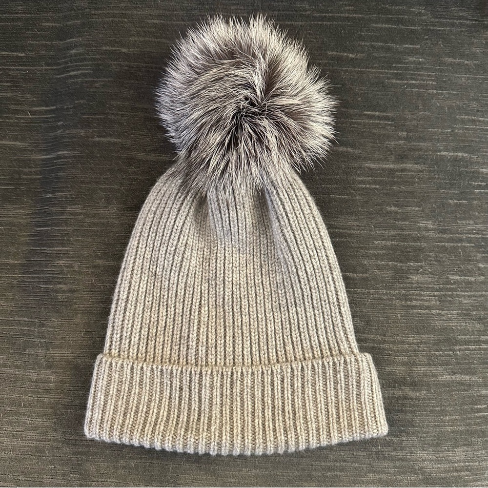 Saks Fifth Avenue NWT grey cashmere knit hat with genuine fur pom pom